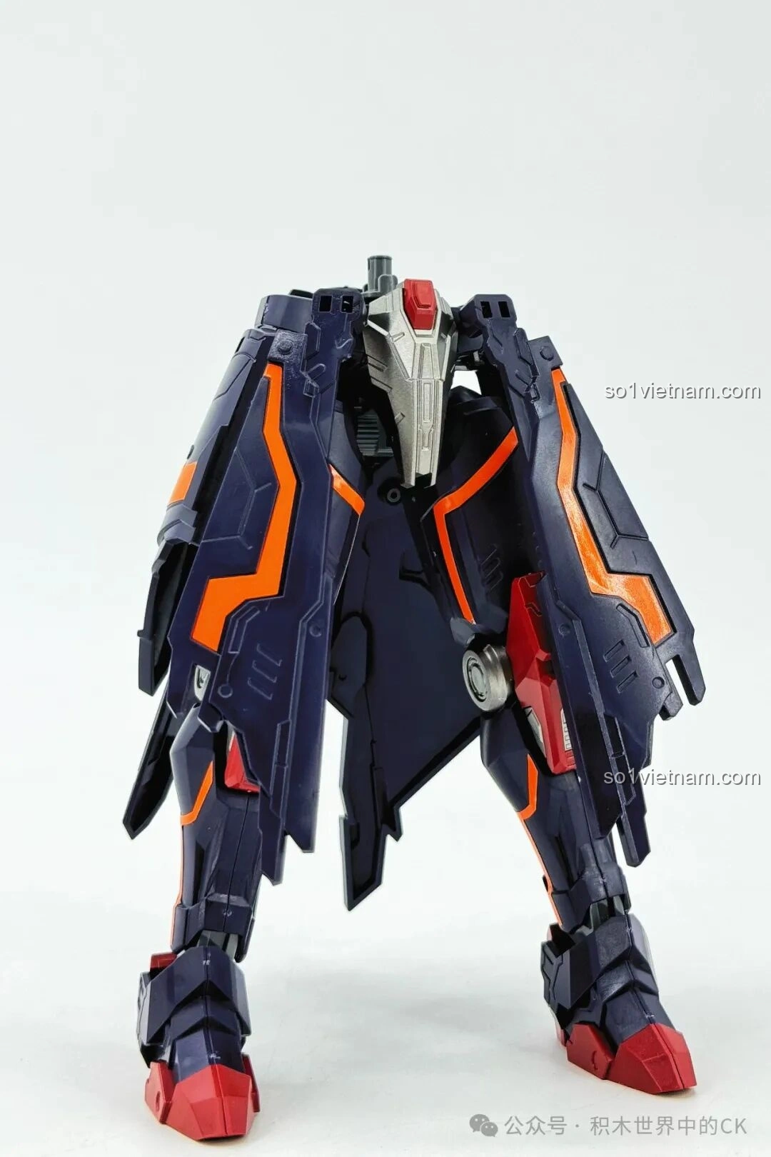 Phần thân dưới của mô hình Keeppley 78031 Lữ Bố Mạt Nhật đã được lắp ráp, bao gồm chân và váy giáp, tạo nên sự vững chãi và uy nghi cho robot Vương Giả Vinh Diệu.