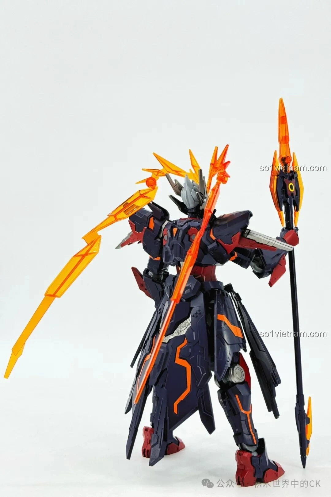 Cận cảnh phần vai của mô hình Keeppley 78031 Lữ Bố Mạt Nhật, với giáp vai lớn và các chi tiết màu đỏ, tăng thêm vẻ hầm hố và khả năng phòng thủ cho robot.