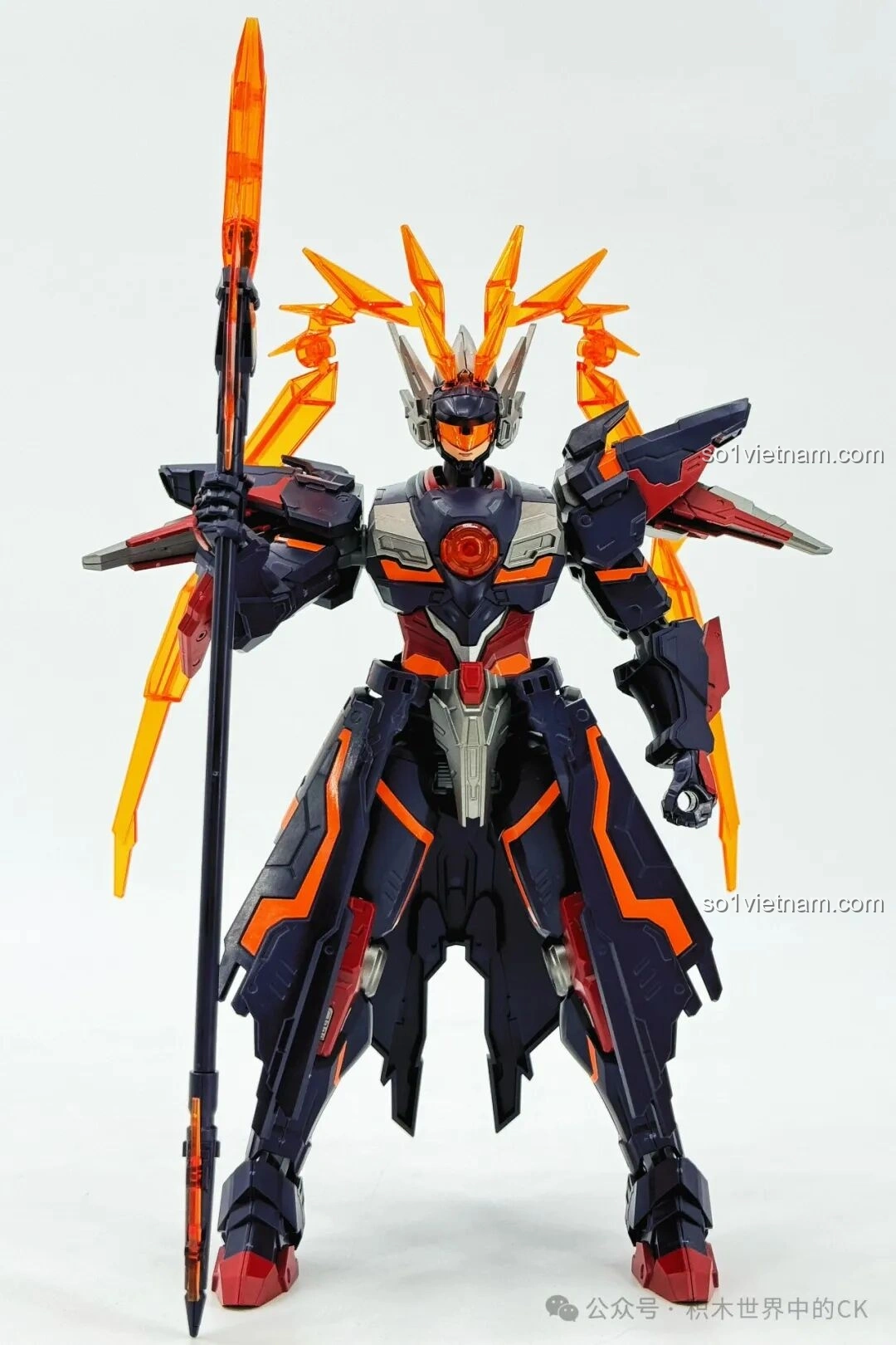 Cận cảnh phần váy giáp bên hông của mô hình Keeppley 78031 Lữ Bố Mạt Nhật, với các đường kẻ màu cam tạo điểm nhấn, thể hiện sự chú ý đến từng chi tiết nhỏ của mô hình.