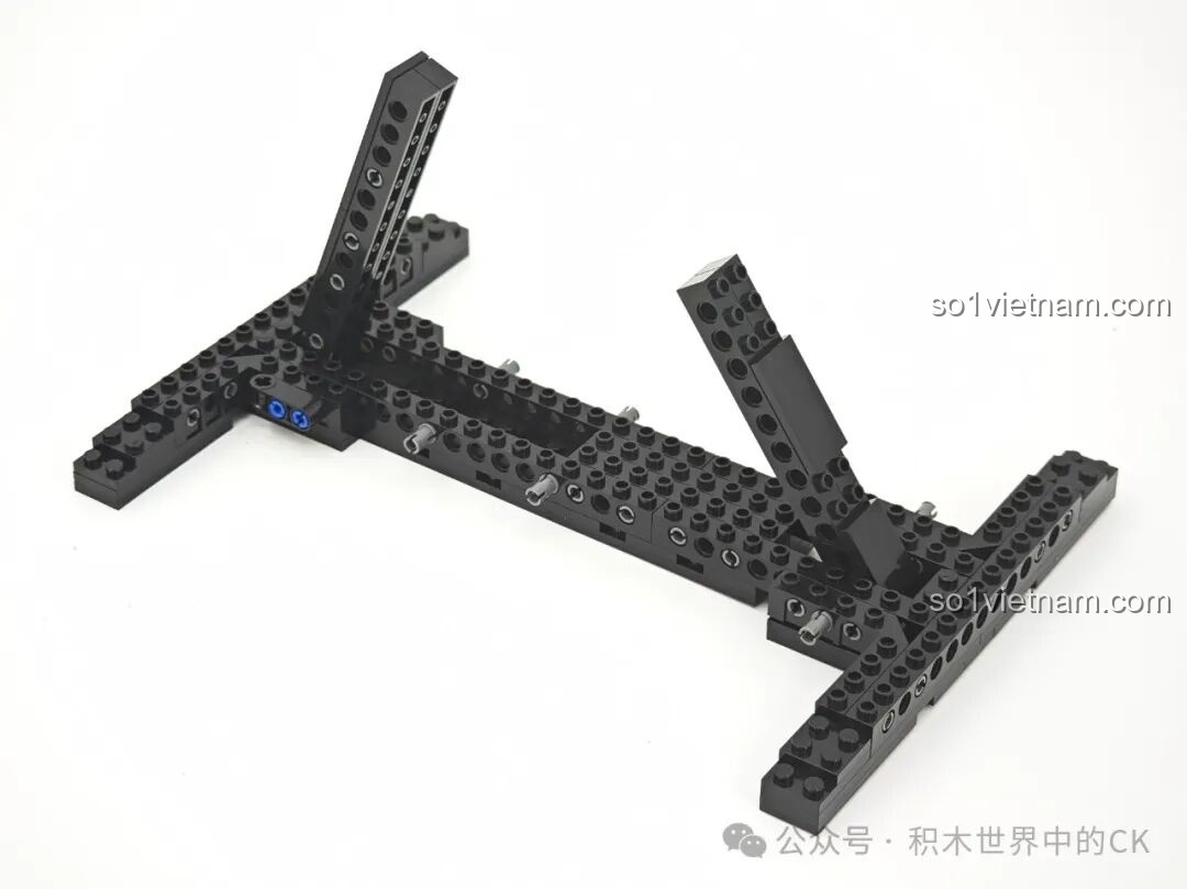 Quá trình lắp ráp phần đế trưng bày cho mô hình Keeppley 23025 H-20, sử dụng các thanh technic màu đen chắc chắn.
