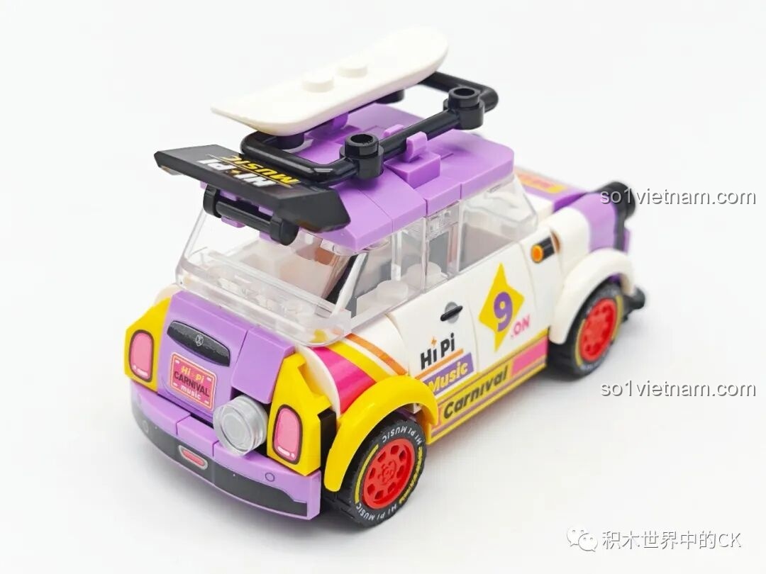 Trải nghiệm Sembo 714508 Container ban nhạc rock: góc nhìn từ phía sau cho thấy ván trượt và cánh gió trên nóc xe.