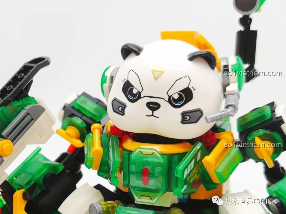 Cận cảnh phần tay của ZHEGAO 662011 Robot Gấu Trúc Phúc Bảo Hào, với các chi tiết giáp và khớp nối, đồ chơi lắp ráp cho bé trai 6 tuổi.