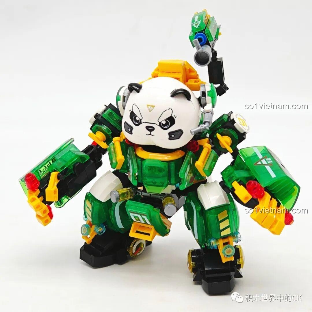 Mô hình ZHEGAO 662011 Robot Gấu Trúc Phúc Bảo Hào với phần tay đang được lắp, thể hiện sự linh hoạt của các khớp nối.