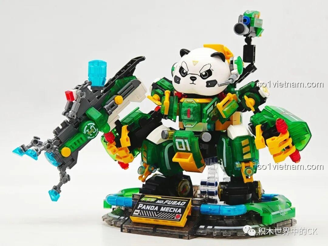 Góc nhìn chéo của mô hình ZHEGAO 662011 Robot Gấu Trúc Phúc Bảo Hào hoàn chỉnh, thể hiện chi tiết thiết kế và vũ khí.