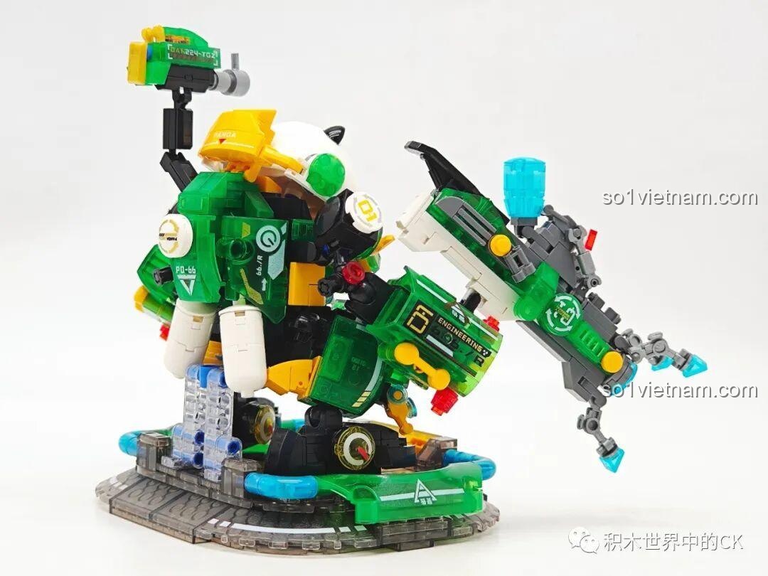 Mô hình ZHEGAO 662011 Robot Gấu Trúc Phúc Bảo Hào từ góc nghiêng phía sau, với vũ khí được gắn trên vai, đồ chơi lắp ráp cho bé trai 6 tuổi.