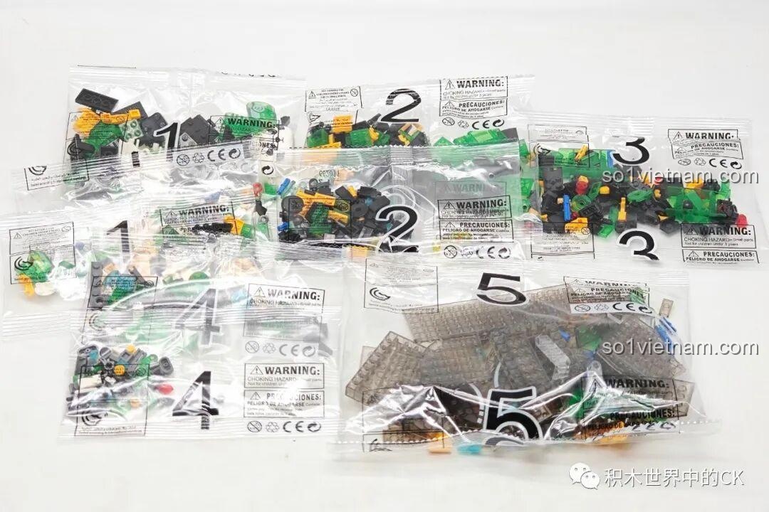 Các túi mảnh ghép được đánh số của bộ ZHEGAO 662011 Robot Panda Phúc Bảo Hào, giúp quá trình lắp ráp dễ dàng hơn.