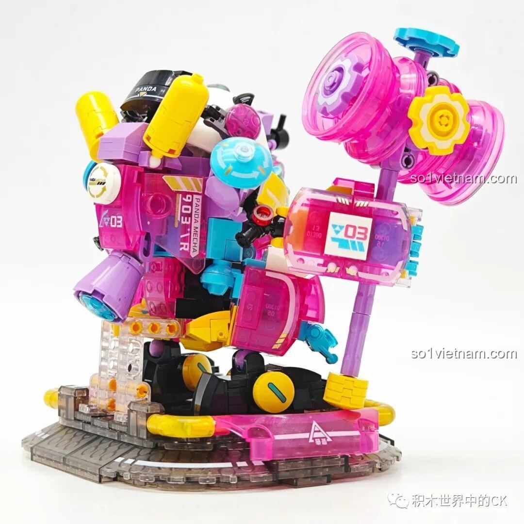 Cận cảnh phần đầu của ZHEGAO 662012 Robot Gấu Trúc Lilia, với biểu cảm dễ thương và chi tiết tai nghe, đồ chơi lắp ráp robot gấu trúc.