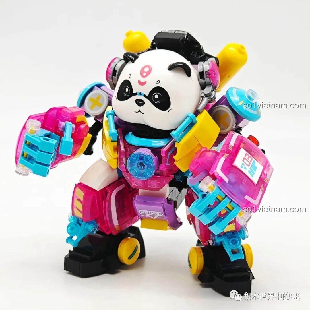 Mô hình ZHEGAO 662012 Robot Gấu Trúc Lilia gần hoàn thiện, đứng trên đế trưng bày, đồ chơi lắp ráp phát sáng.