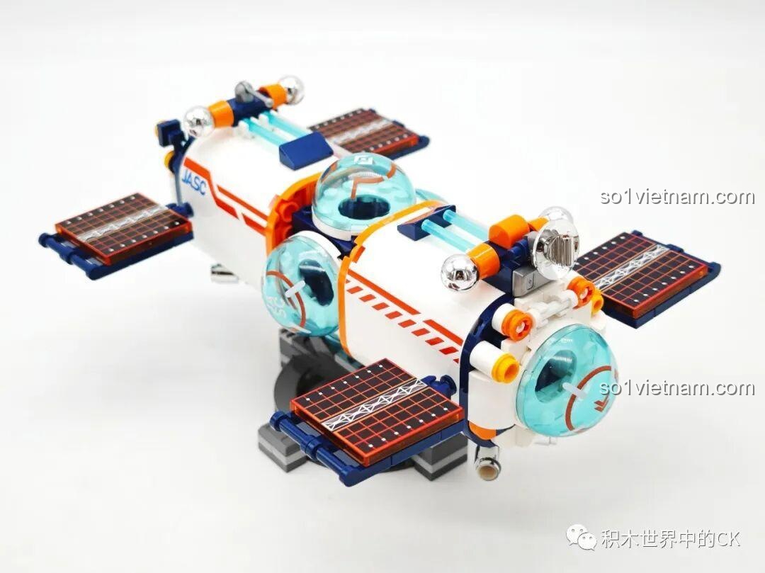 Một góc nhìn chéo khác của mô hình trạm không gian JAKI JK8506, tập trung vào các chi tiết bên hông.