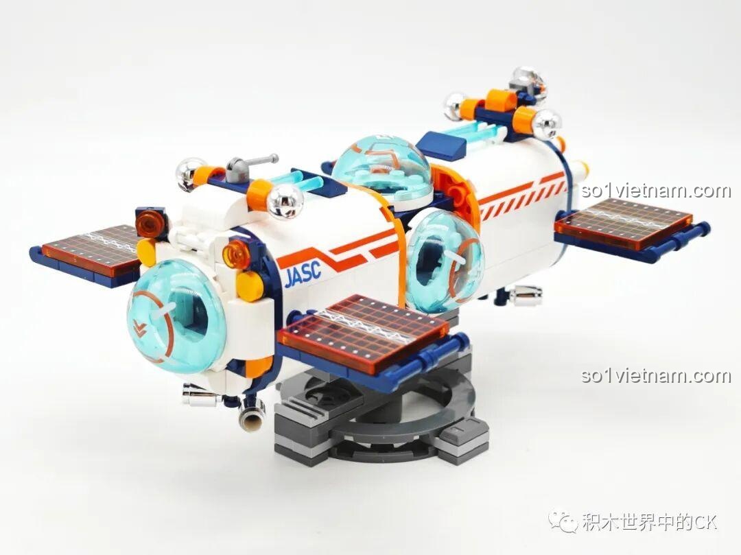 Góc nhìn chéo từ trên xuống của mô hình trạm không gian JAKI JK8506, thể hiện rõ thiết kế tổng thể.