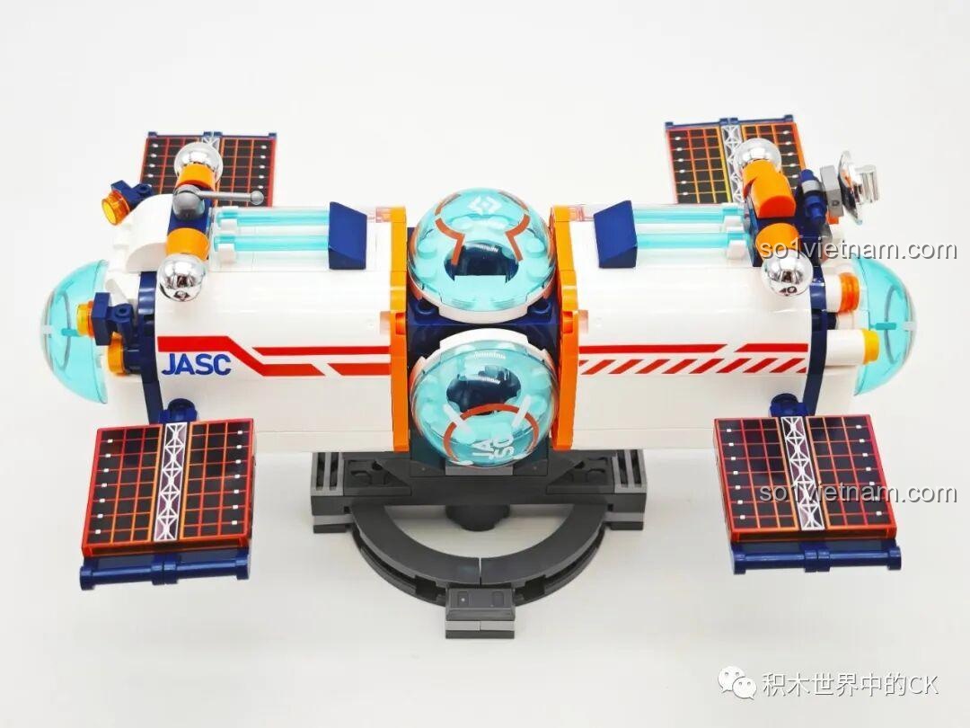 Góc nhìn ngang của mô hình trạm không gian JAKI JK8506, cho thấy chiều dài và các module nối tiếp nhau.