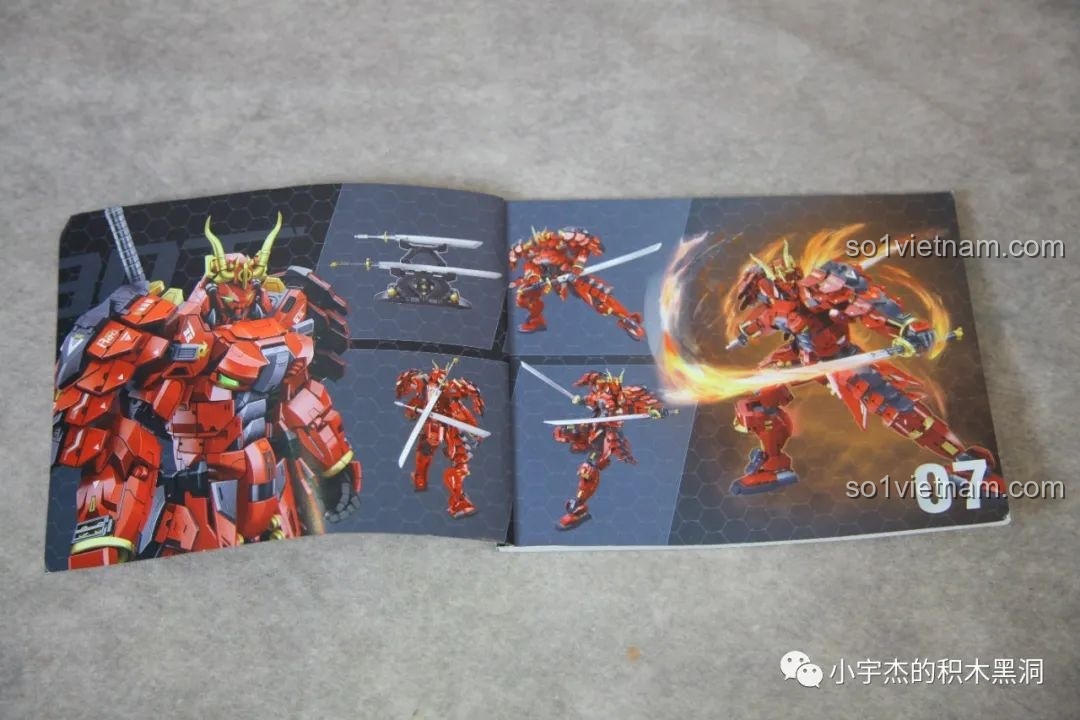 Trang bên trong sách hướng dẫn Sluban M38-B1183 với các tư thế tạo dáng mẫu của Cơ Giáp Sĩ Kai, gợi ý khả năng linh hoạt của mô hình.