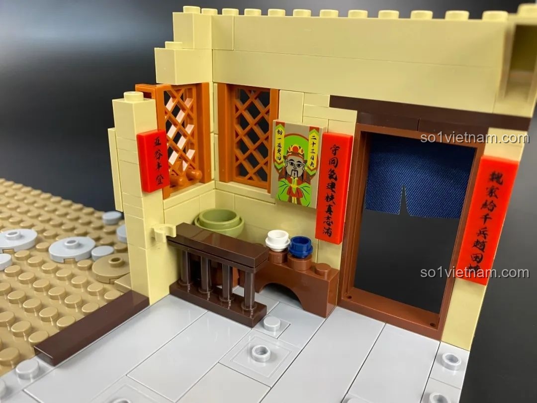 Trang trí các câu đối đỏ và tranh thần tài bên trong một căn phòng của khách điếm.