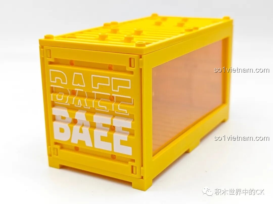 Mặt bên của container Sembo 714509 được trang trí bằng các mảnh ghép chữ nổi độc đáo, tạo điểm nhấn.