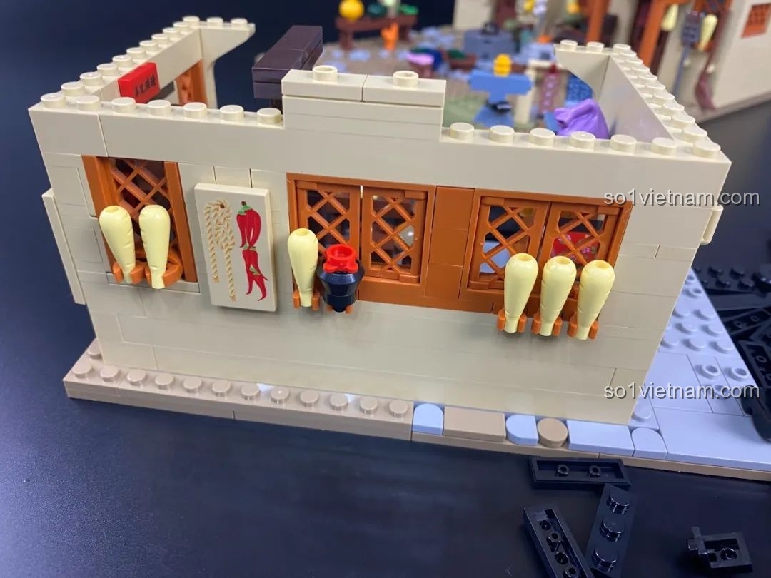 Các chi tiết trang trí ngoại thất như bắp ngô và ớt khô treo trước hiên nhà.