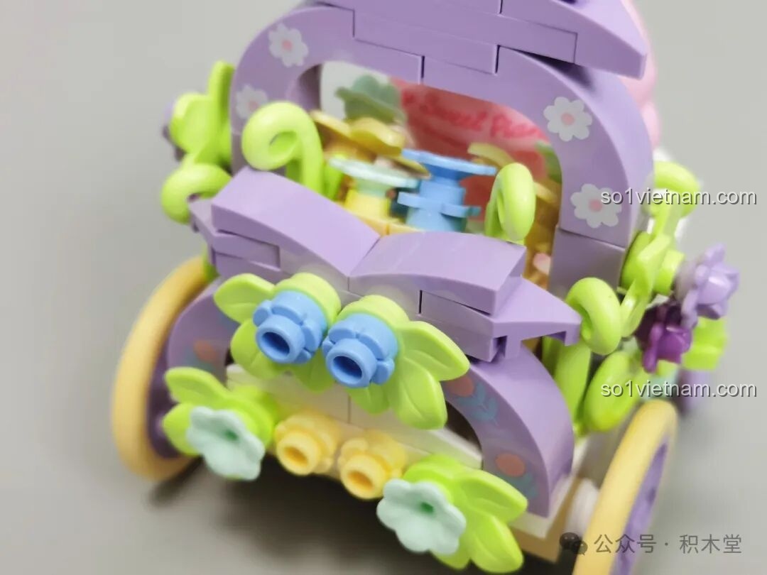 Phần trang trí phía sau xe hoa My Sweet Piano TC1724 với nhiều chi tiết hoa lá.