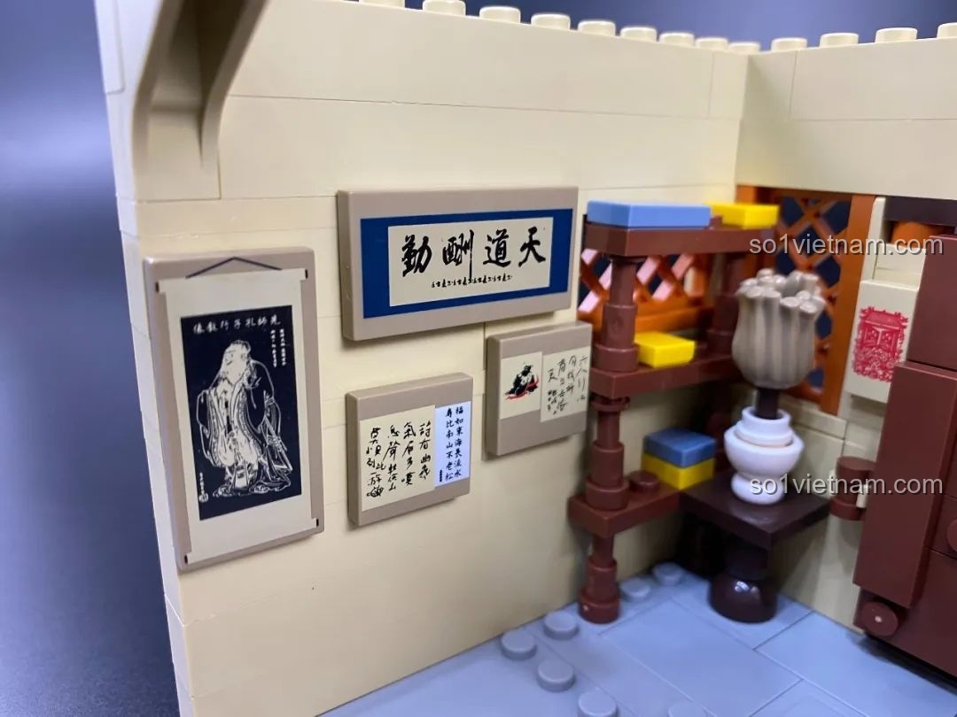 Các bức tranh thư pháp treo tường, một chi tiết trang trí đậm chất cổ trang trong bộ Pantasy 86221.