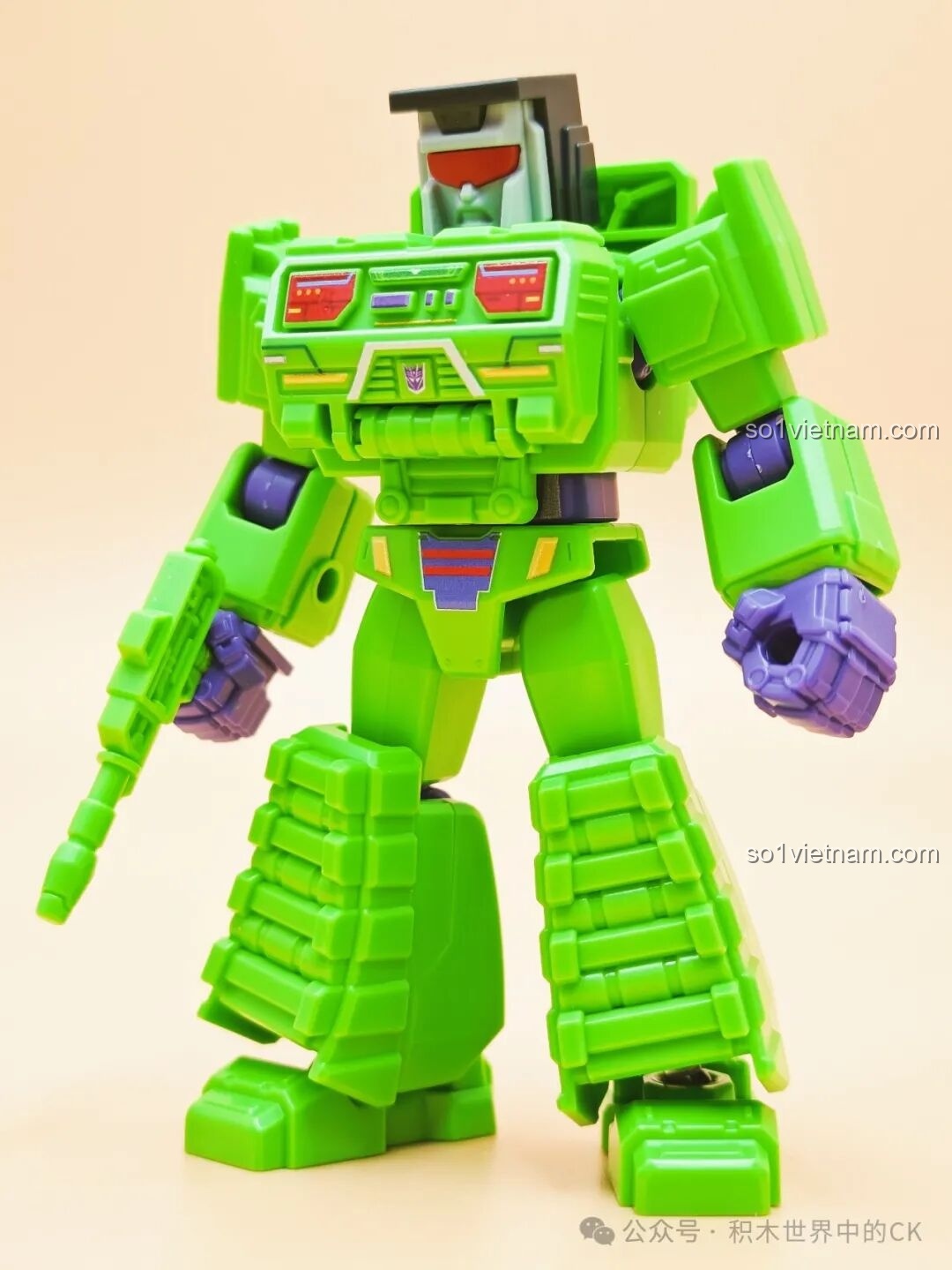 Bonecrusher cùng đầy đủ phụ kiện đi kèm