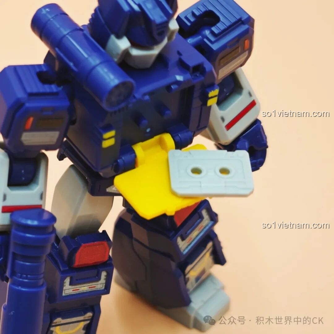 Nhân vật Bumblebee ở dạng robot trong bộ Transformers 71103