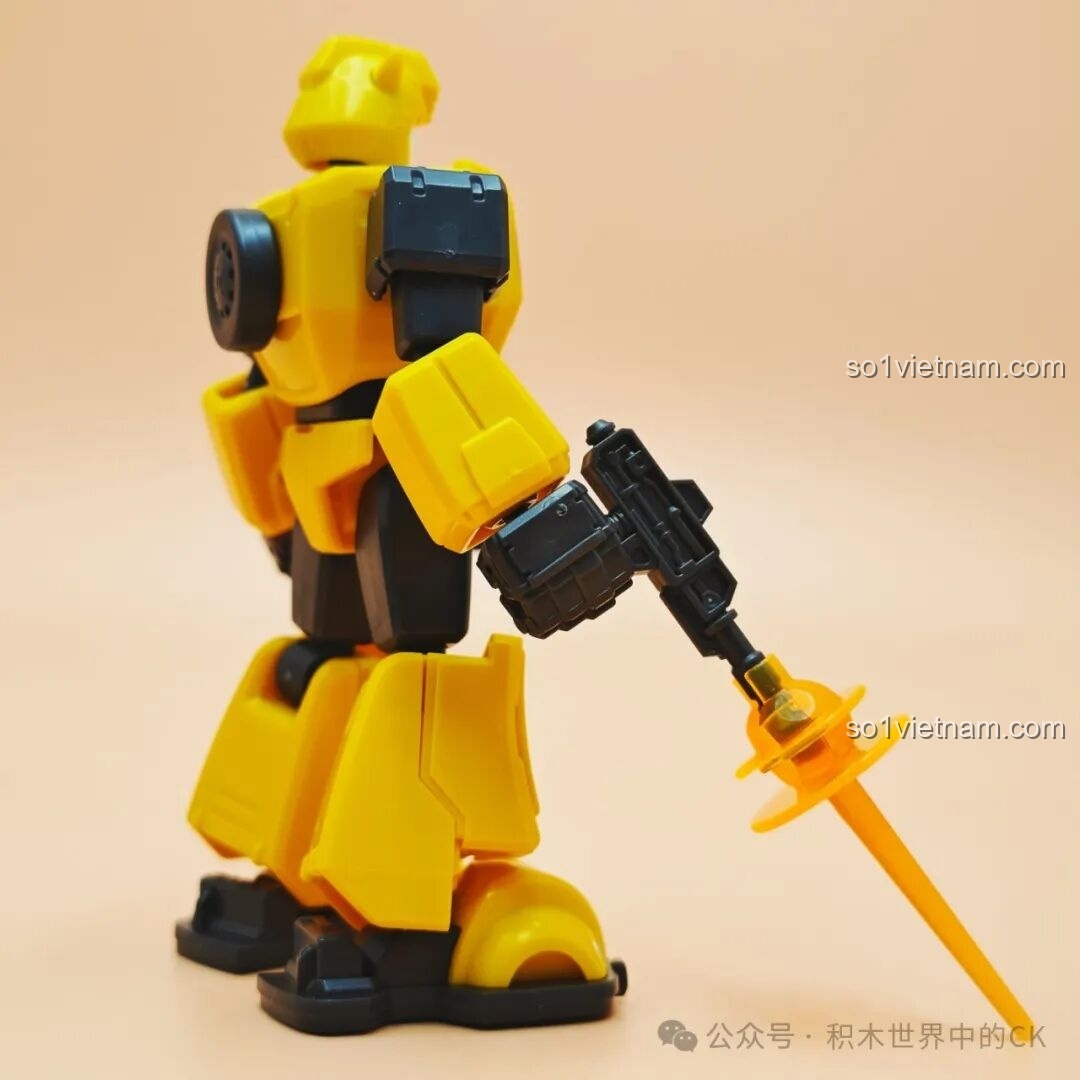 Bumblebee cùng đầy đủ phụ kiện đi kèm
