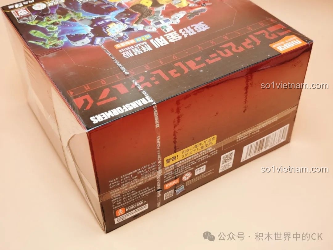 Cận cảnh cạnh bên của hộp bộ lắp ráp Transformers 71103