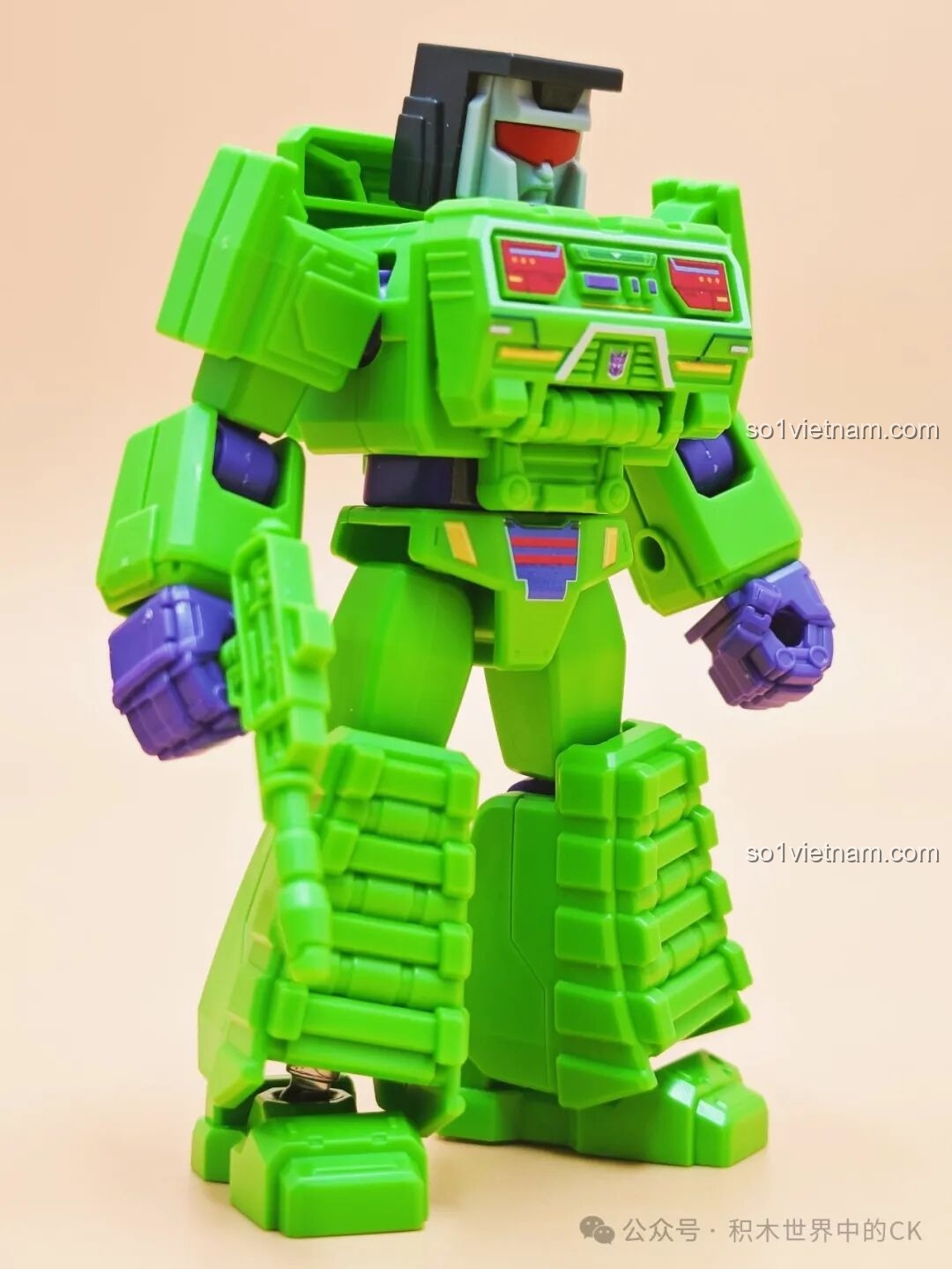 Red Alert ở dạng robot, nhìn từ bên cạnh