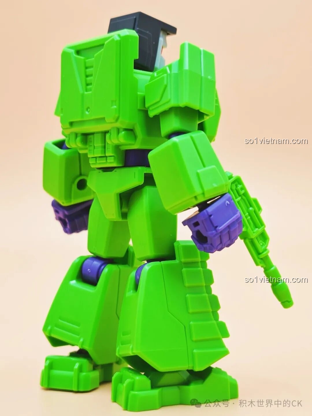 Red Alert ở dạng robot, nhìn từ phía sau