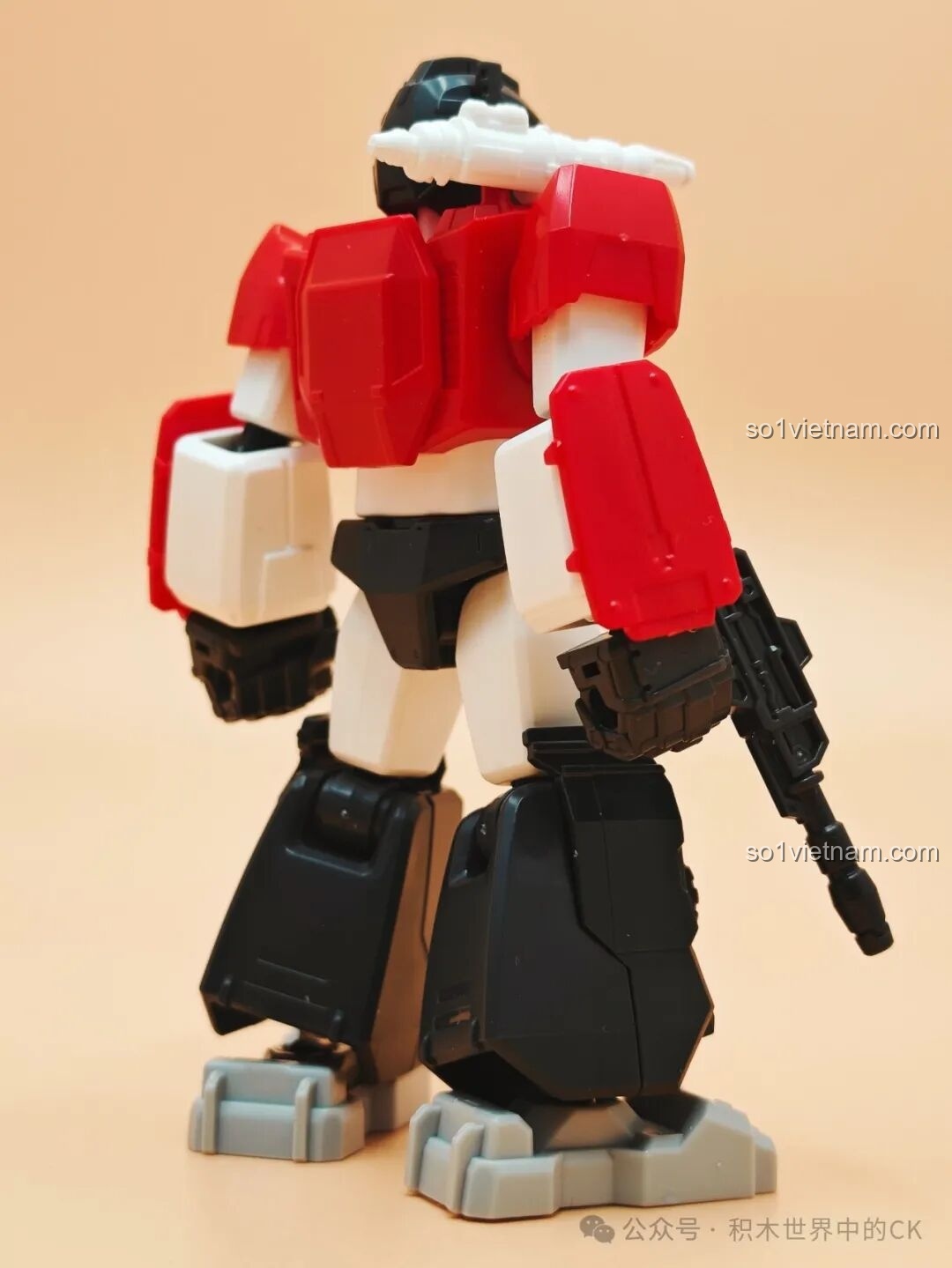 Sideswipe ở dạng robot, nhìn từ bên cạnh