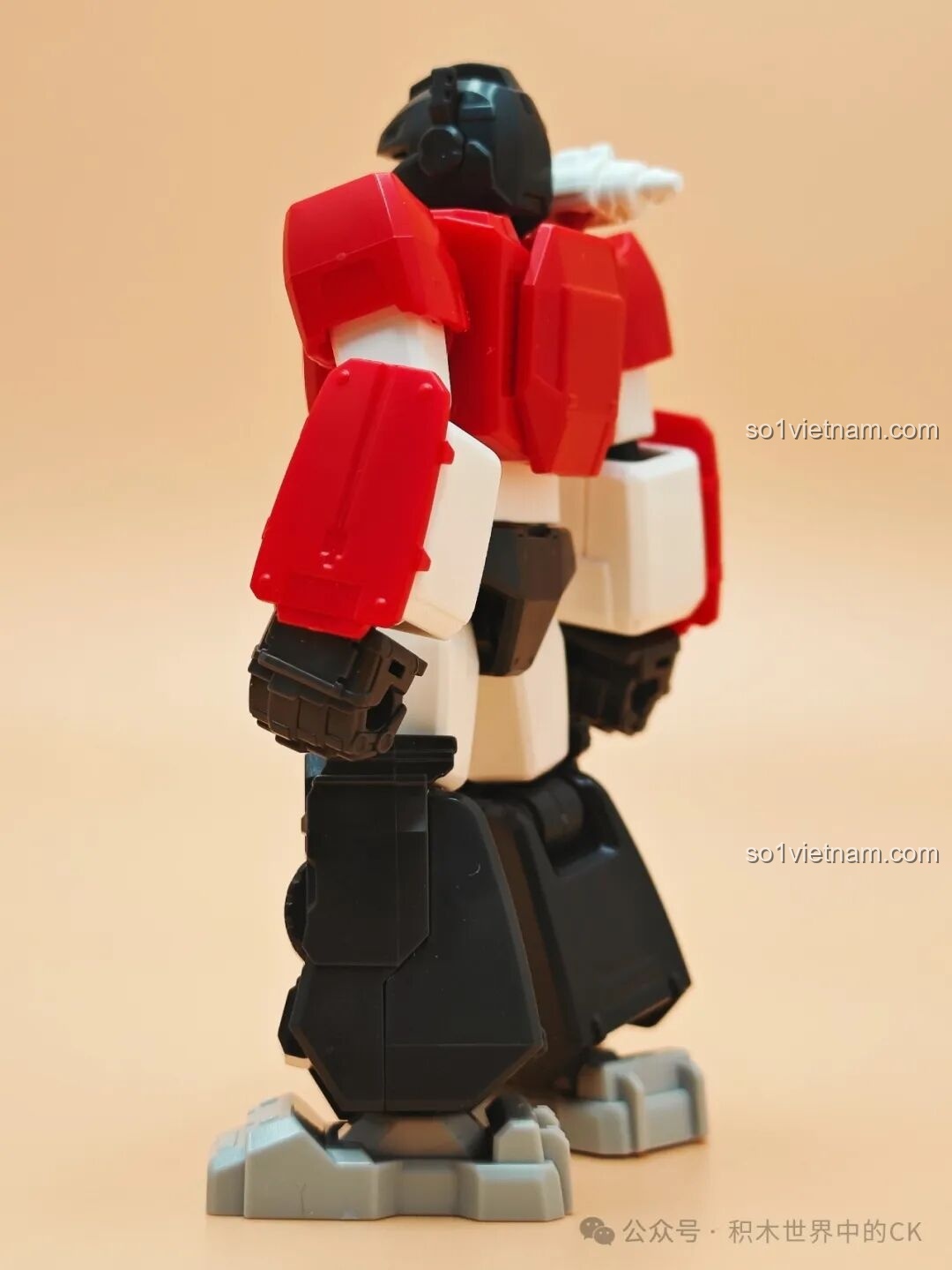 Sideswipe ở dạng robot, nhìn từ phía sau