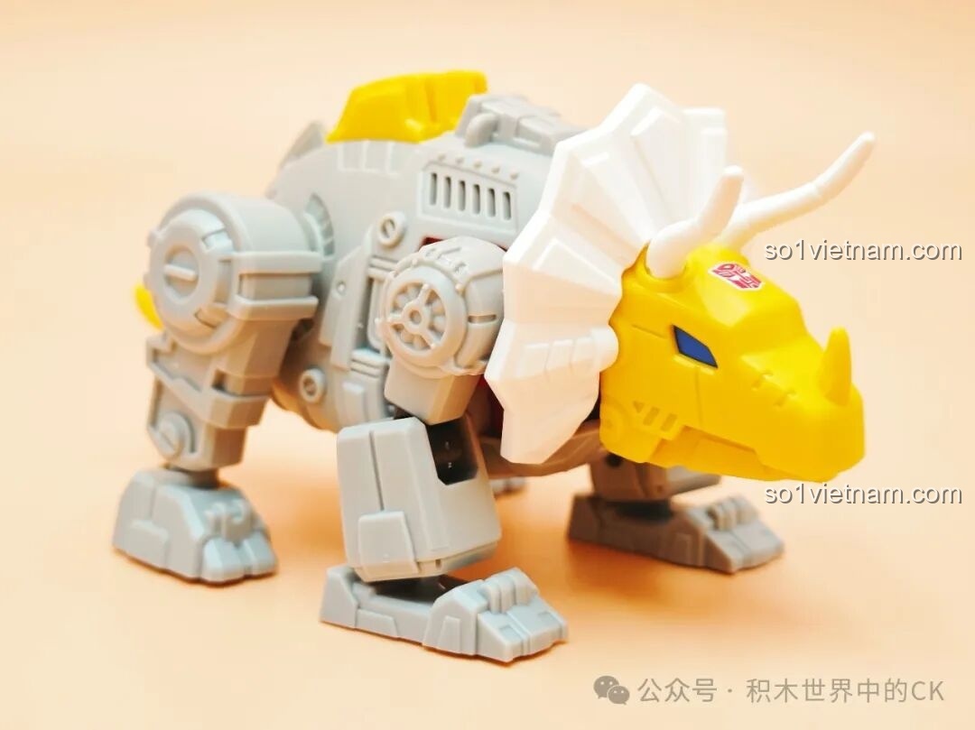 Cận cảnh chi tiết mặt sau của Slag ở dạng khủng long