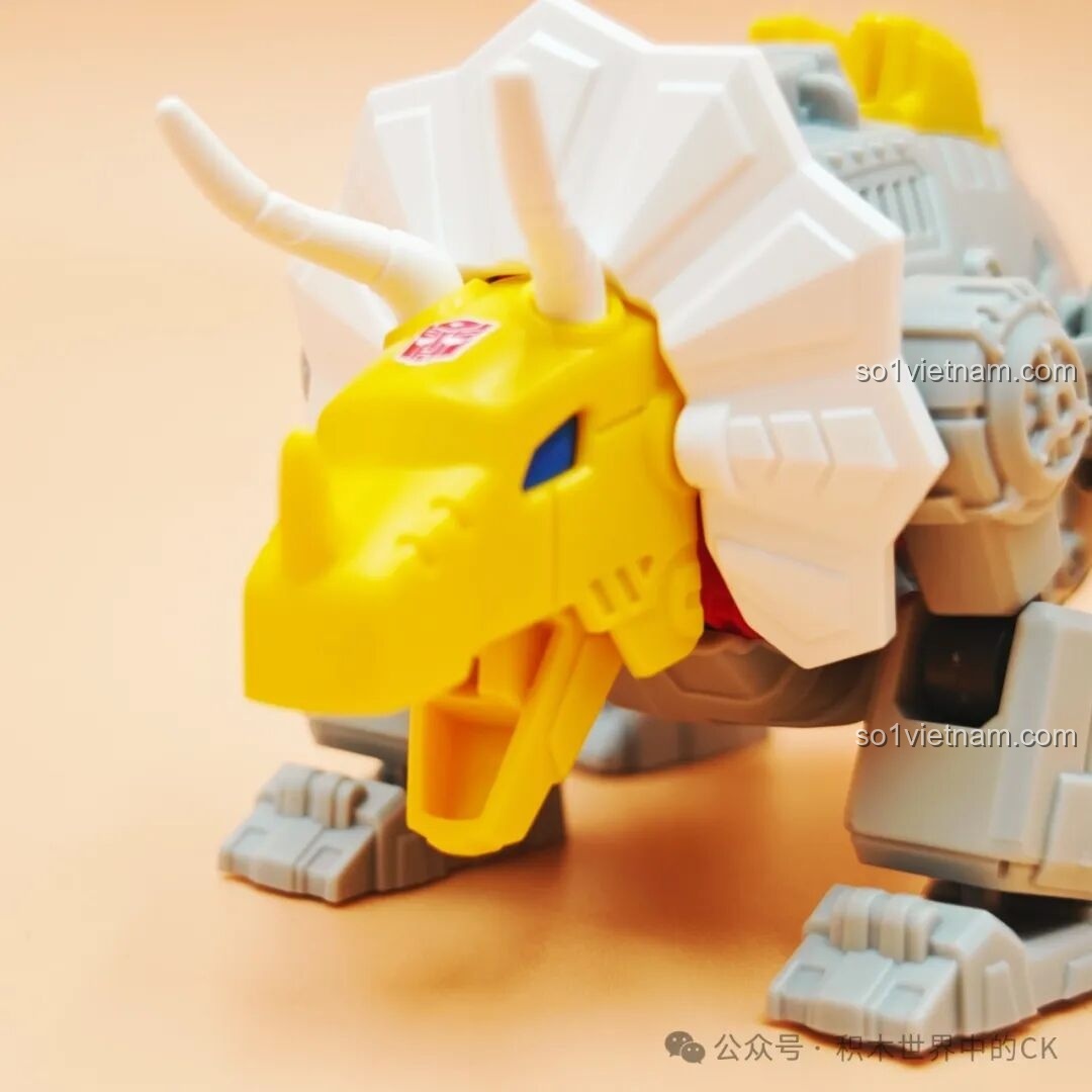 Cận cảnh chi tiết mặt trước của Slag ở dạng khủng long