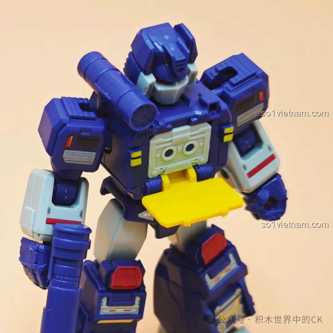 Soundwave cùng đầy đủ phụ kiện đi kèm