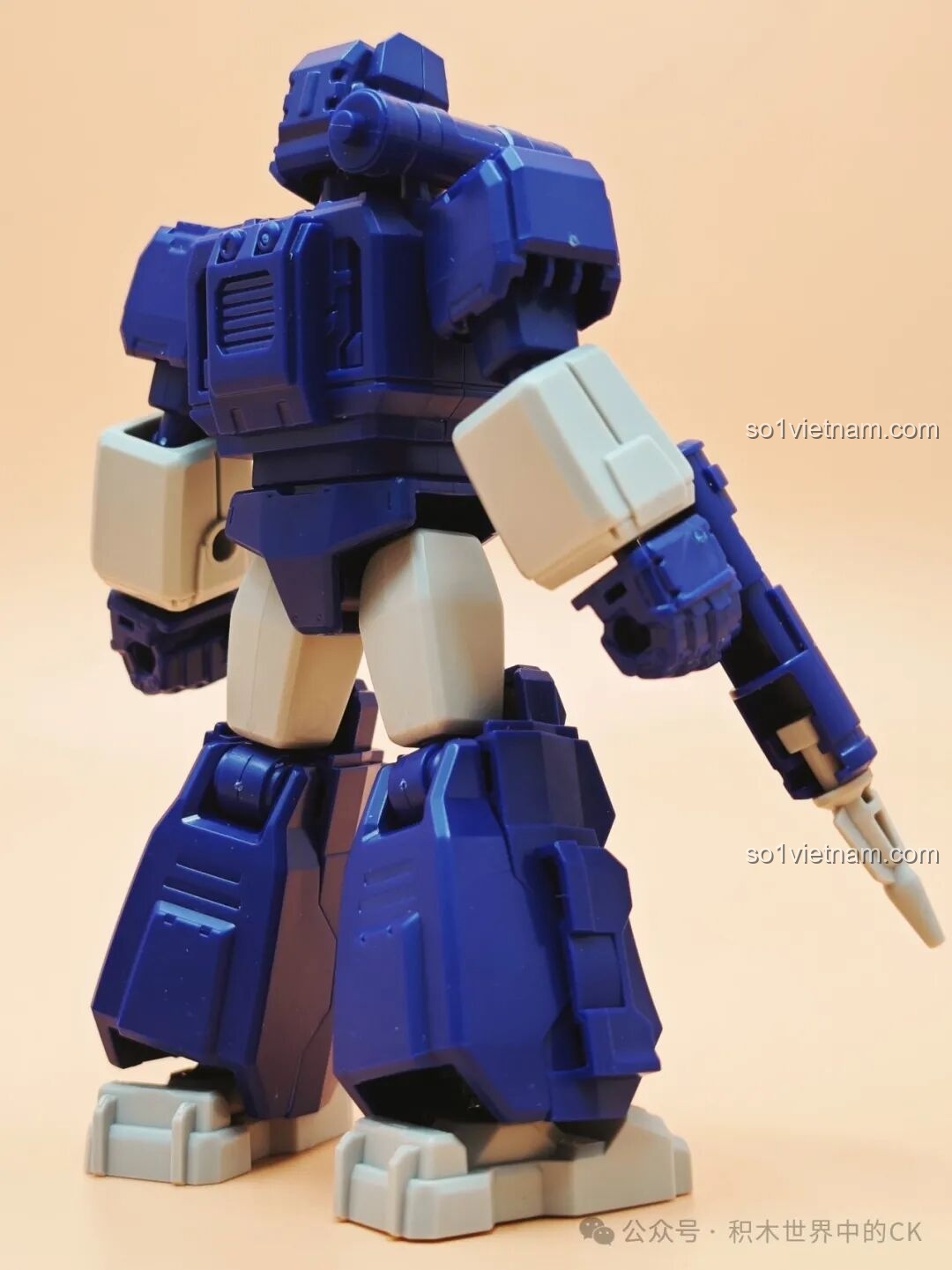 Soundwave mở nắp ngực, lộ ra cassette