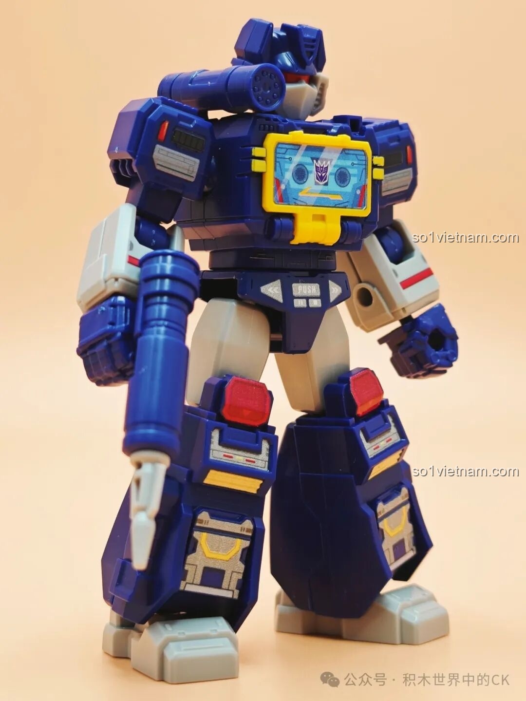 Soundwave cầm cassette đi kèm