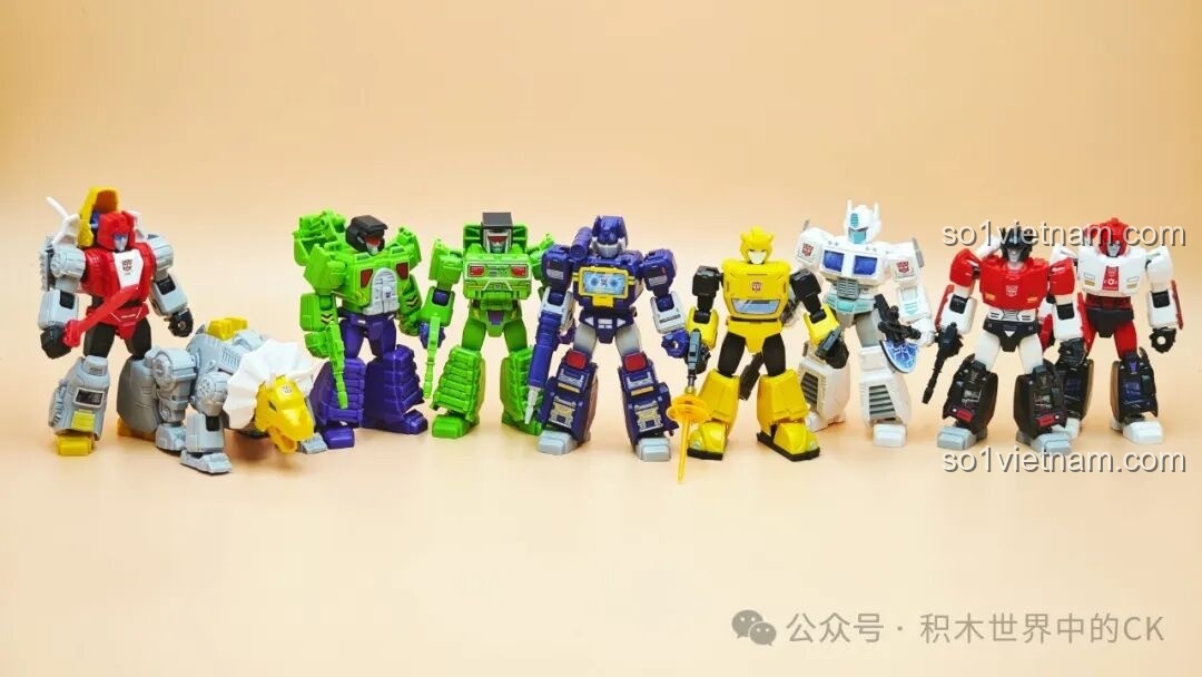 Tất cả các nhân vật trong bộ Transformers 71103 đứng cùng nhau