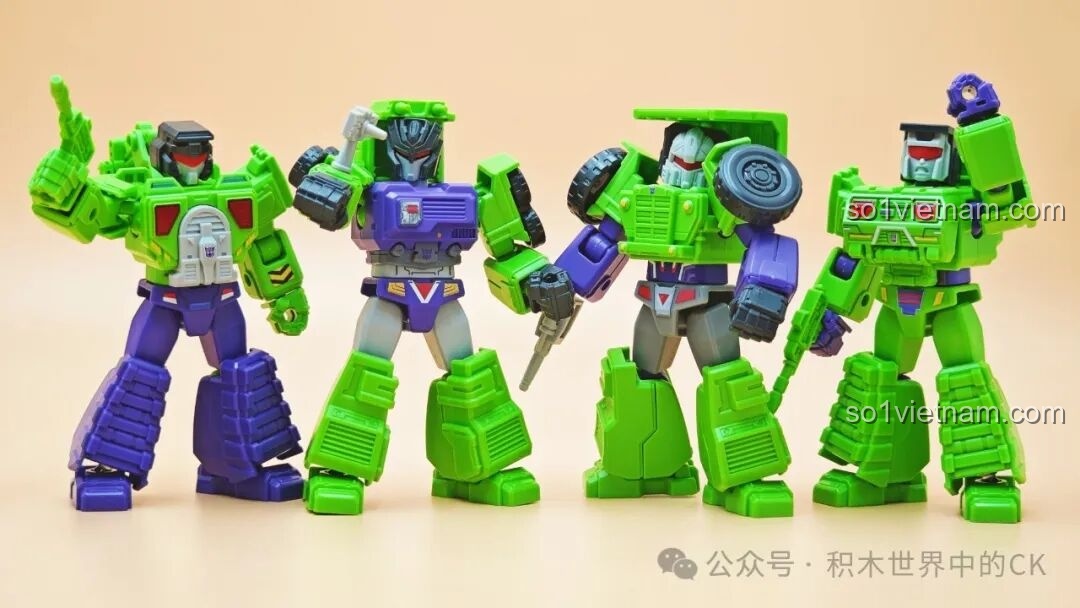 Tất cả các nhân vật trong bộ Transformers 71103 đứng cùng nhau