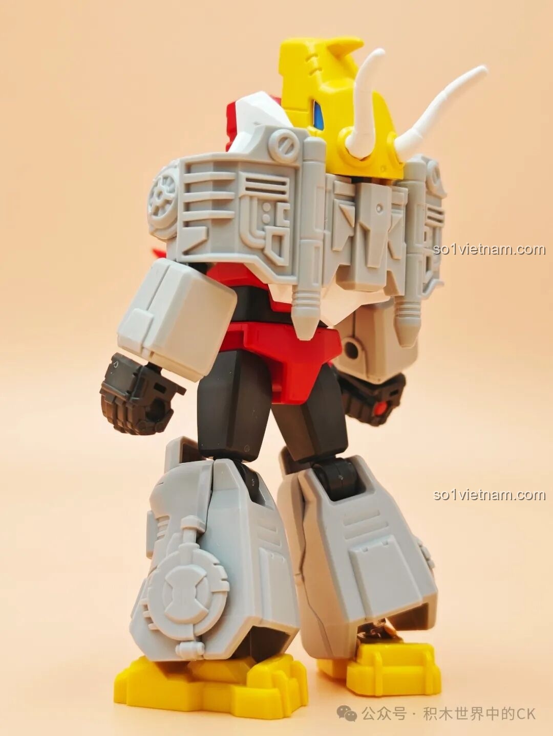 Ultra Magnus (DW) ở dạng robot, nhìn từ bên cạnh