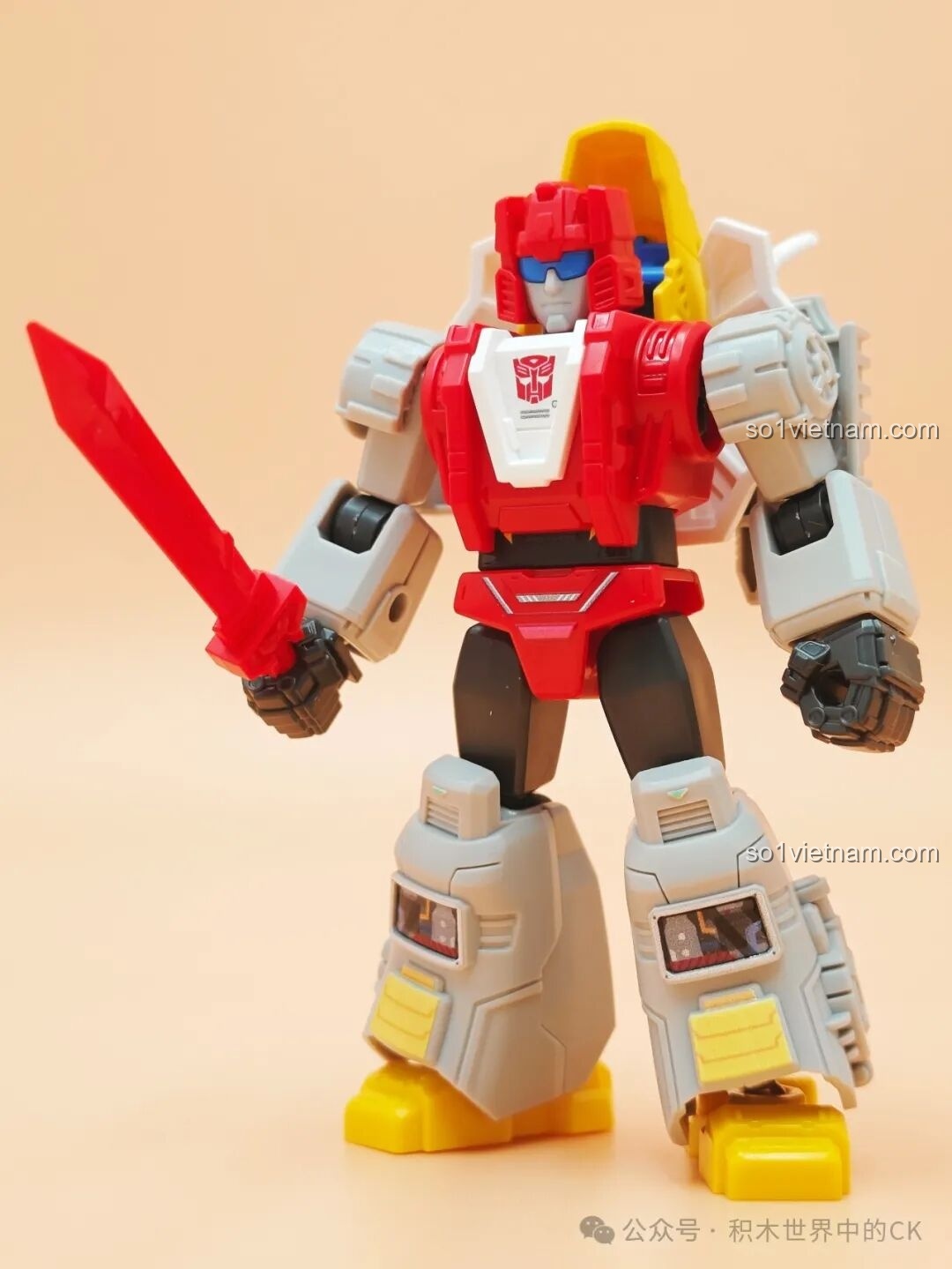 Ultra Magnus (DW) ở dạng robot, nhìn từ phía sau