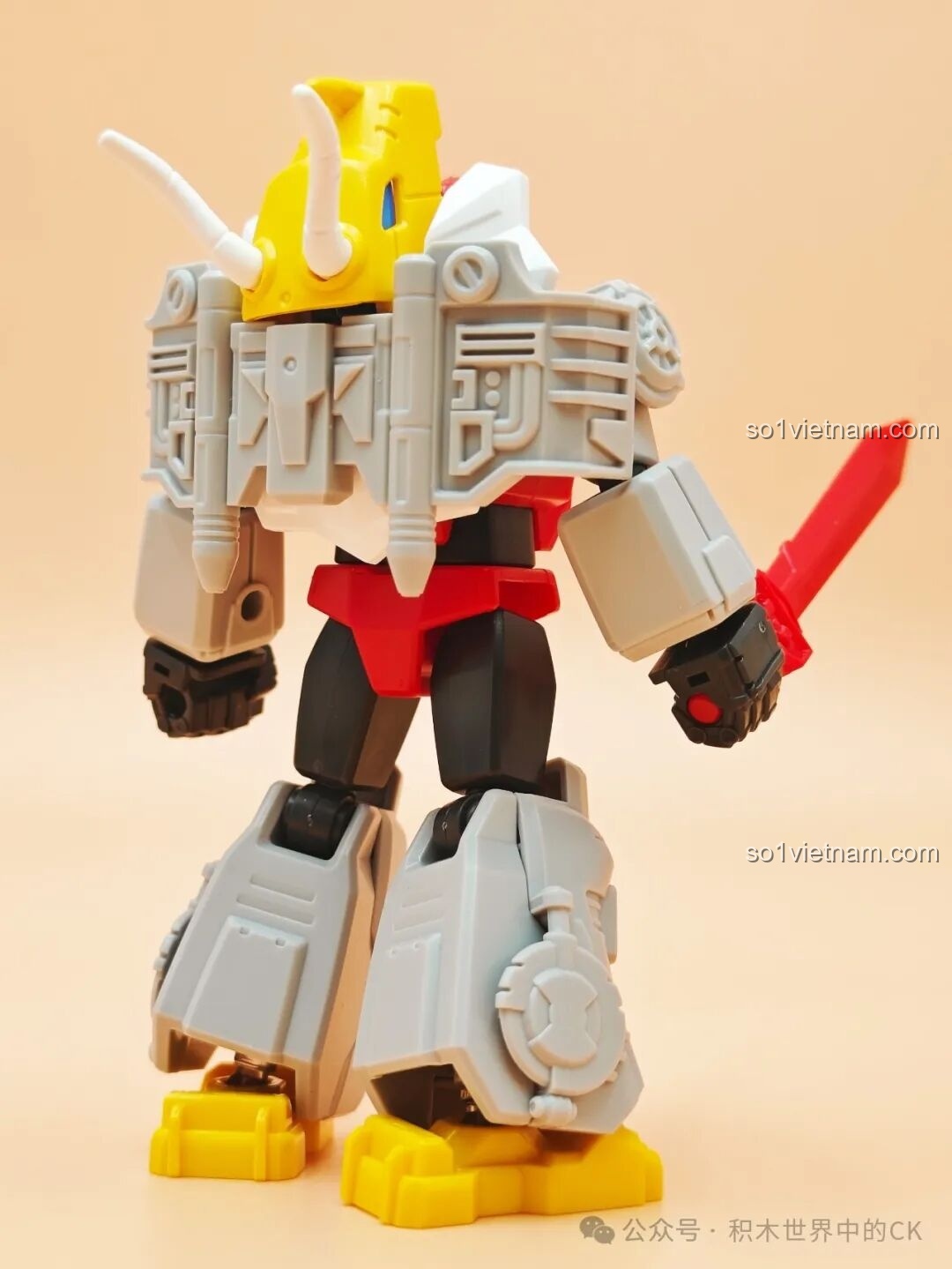 Ultra Magnus (DW) cầm vũ khí