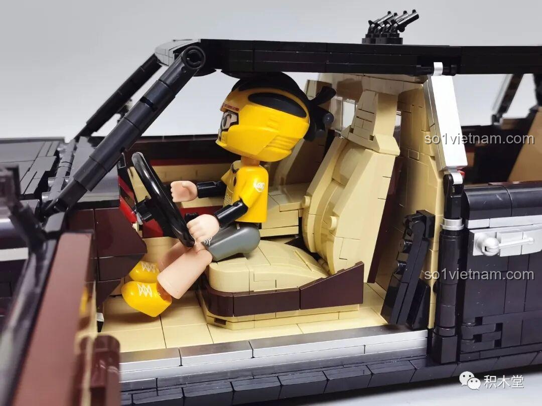 Cân trọng lượng mô hình Zhimeng Tree T5043 Xe Lễ Tân Hồng Kỳ, cho thấy độ nặng của sản phẩm.