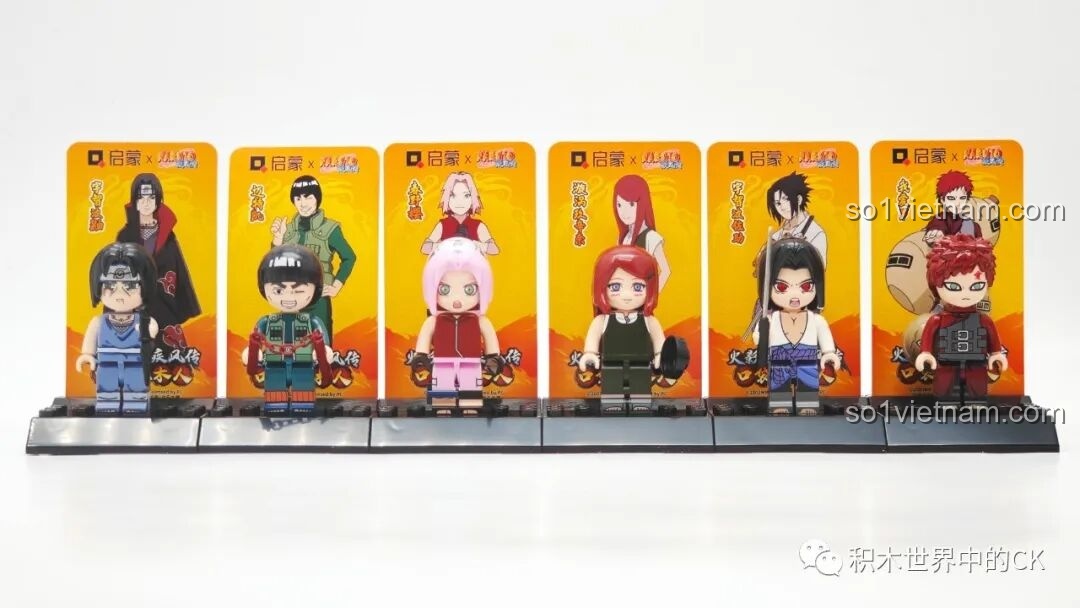 Trưng bày 6 minifigure Naruto từ bộ Qman 79001 trên đế, bao gồm Itachi, Guy, Sakura, Kushina, Sasuke và Gaara.