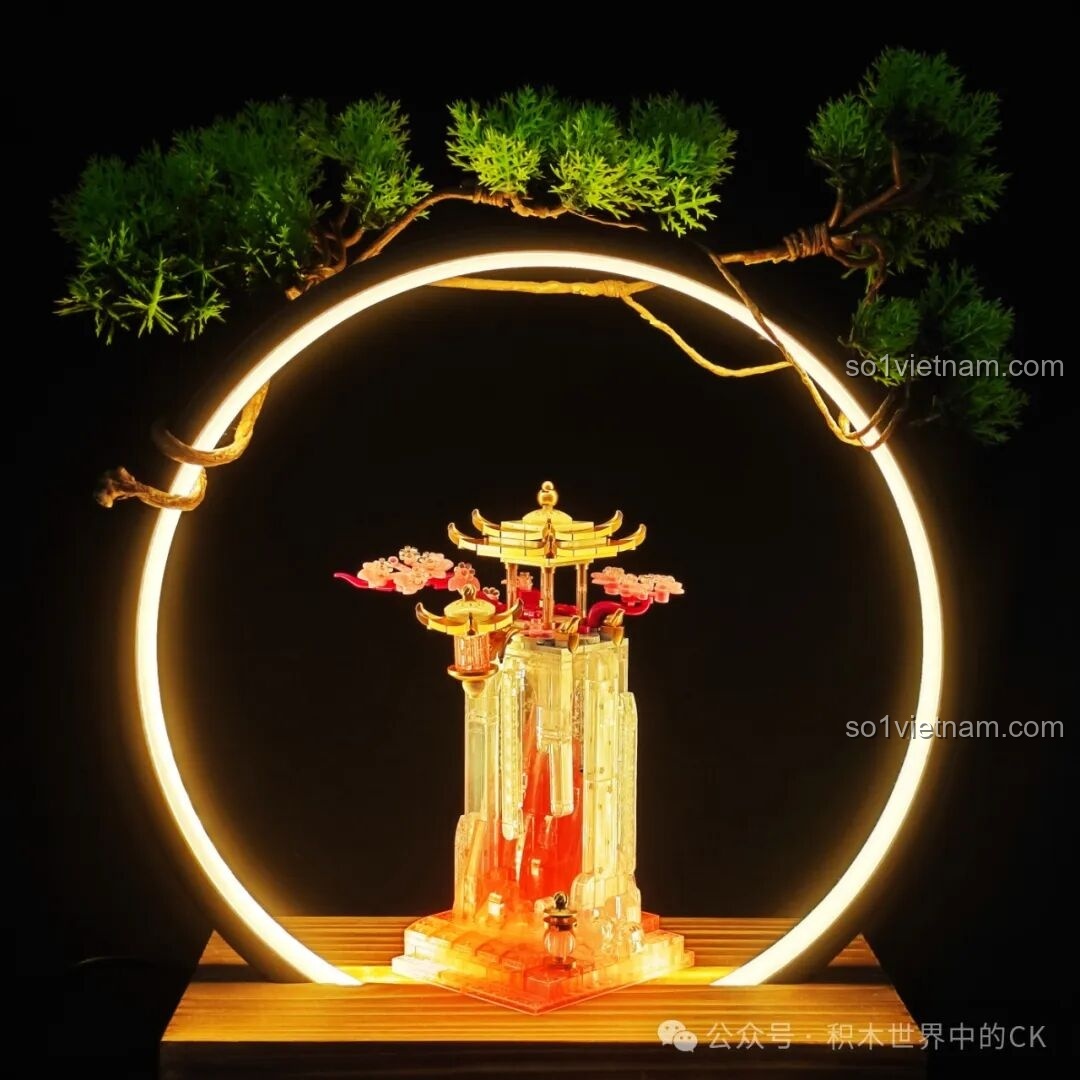 Mô hình Đình Phú Nguyệt Mộng Lưu Ly được trưng bày cùng đèn tròn, tạo nên một khung cảnh nên thơ, đậm chất Á Đông.