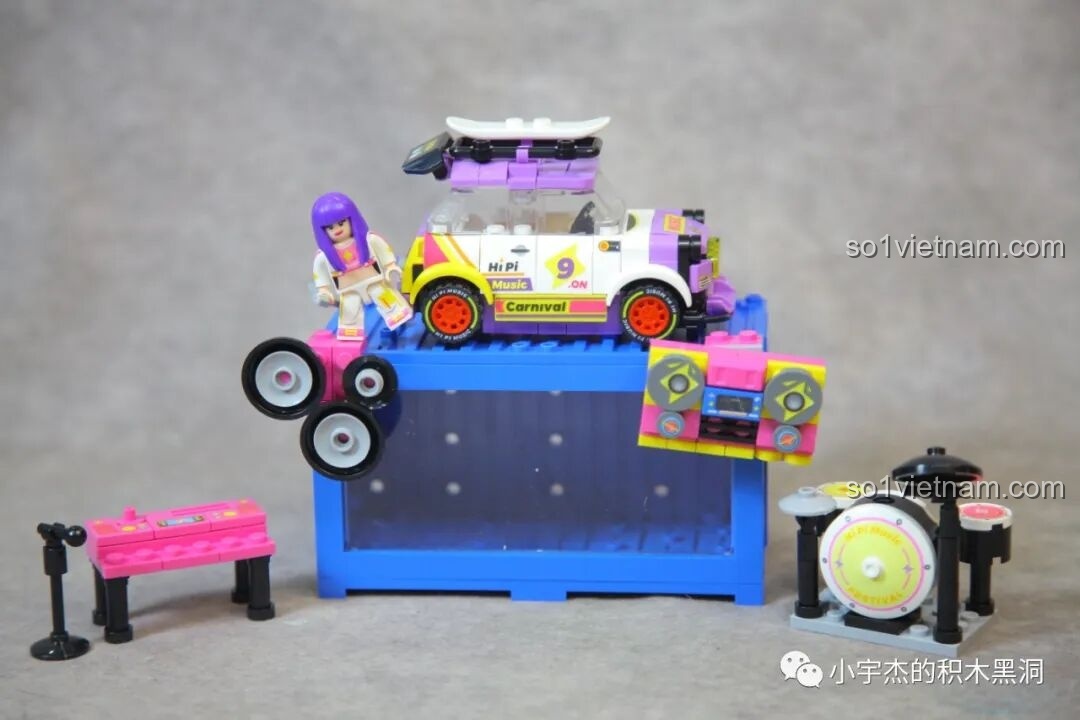 Mô hình Sembo 714508 được trưng bày với xe đặt trên nóc container, minifigure và nhạc cụ ở phía trước.