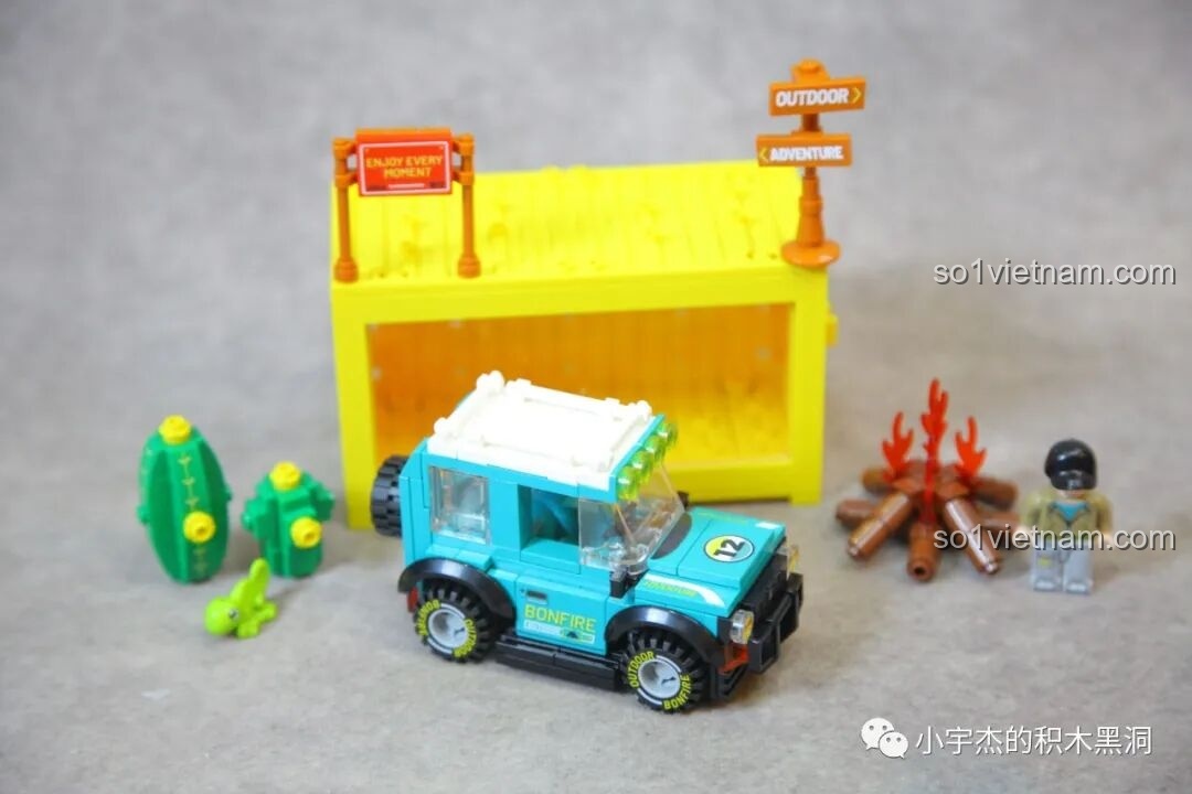 Minifigure và các phụ kiện dã ngoại được đặt trên nóc container Sembo 714509, tạo thành một tiểu cảnh sống động.