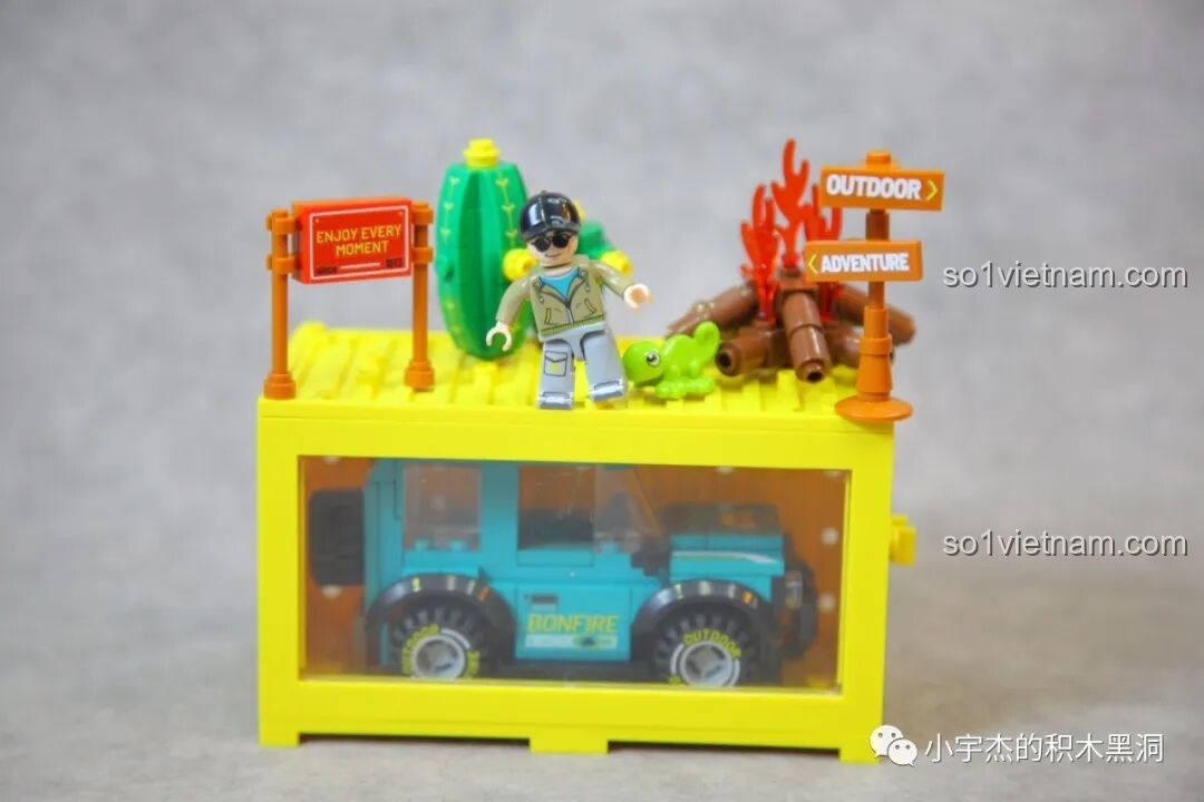 Các phụ kiện và minifigure của bộ Sembo 714509 được đặt trên nóc container.