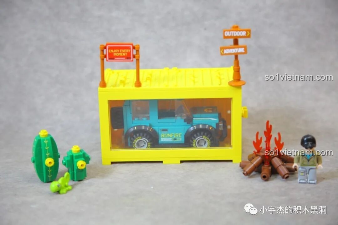 Một cách trưng bày khác của bộ Sembo 714509 với cửa sổ container mở ra, tạo sự tương tác.