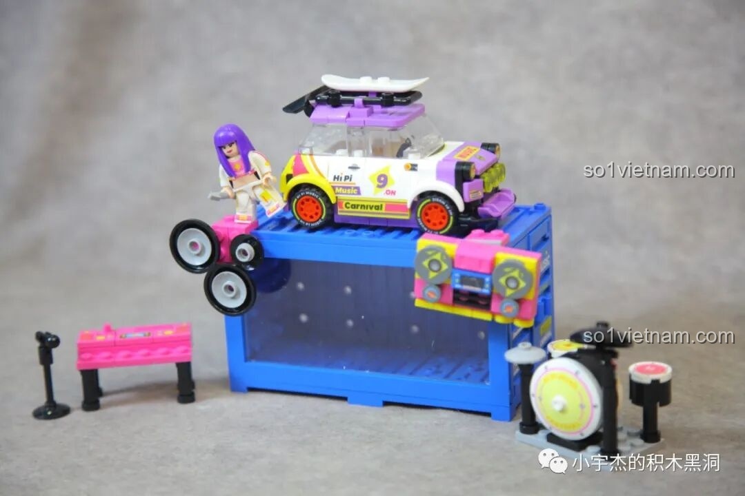 Mô hình xe mini Sembo 714508 được đặt gọn gàng bên trong container trưng bày, các phụ kiện được xếp trên nóc.