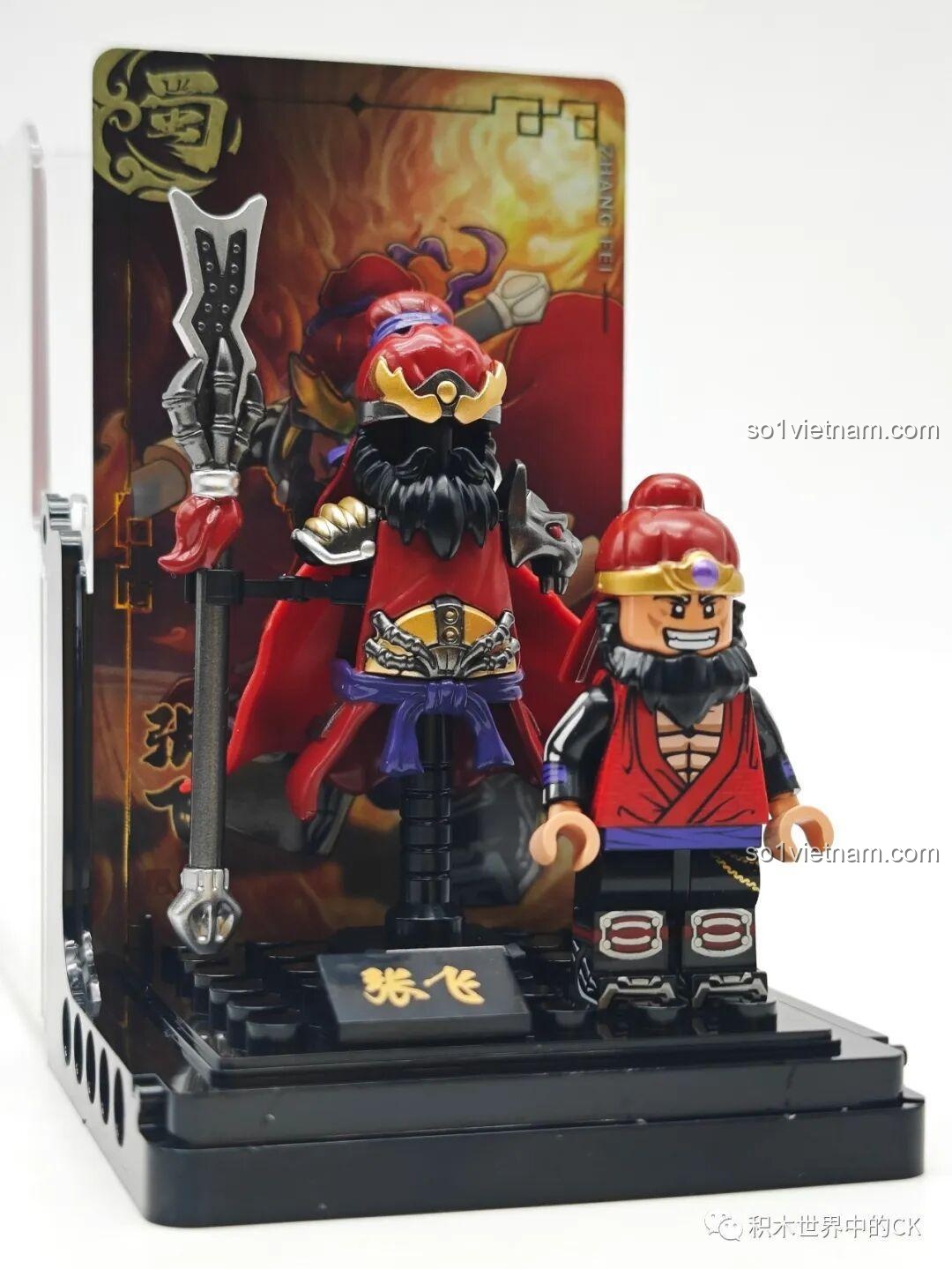 Minifigure Trương Phi được đặt trong hộp trưng bày cùng bộ giáp, thẻ bài và bảng tên, sẵn sàng để sưu tầm.