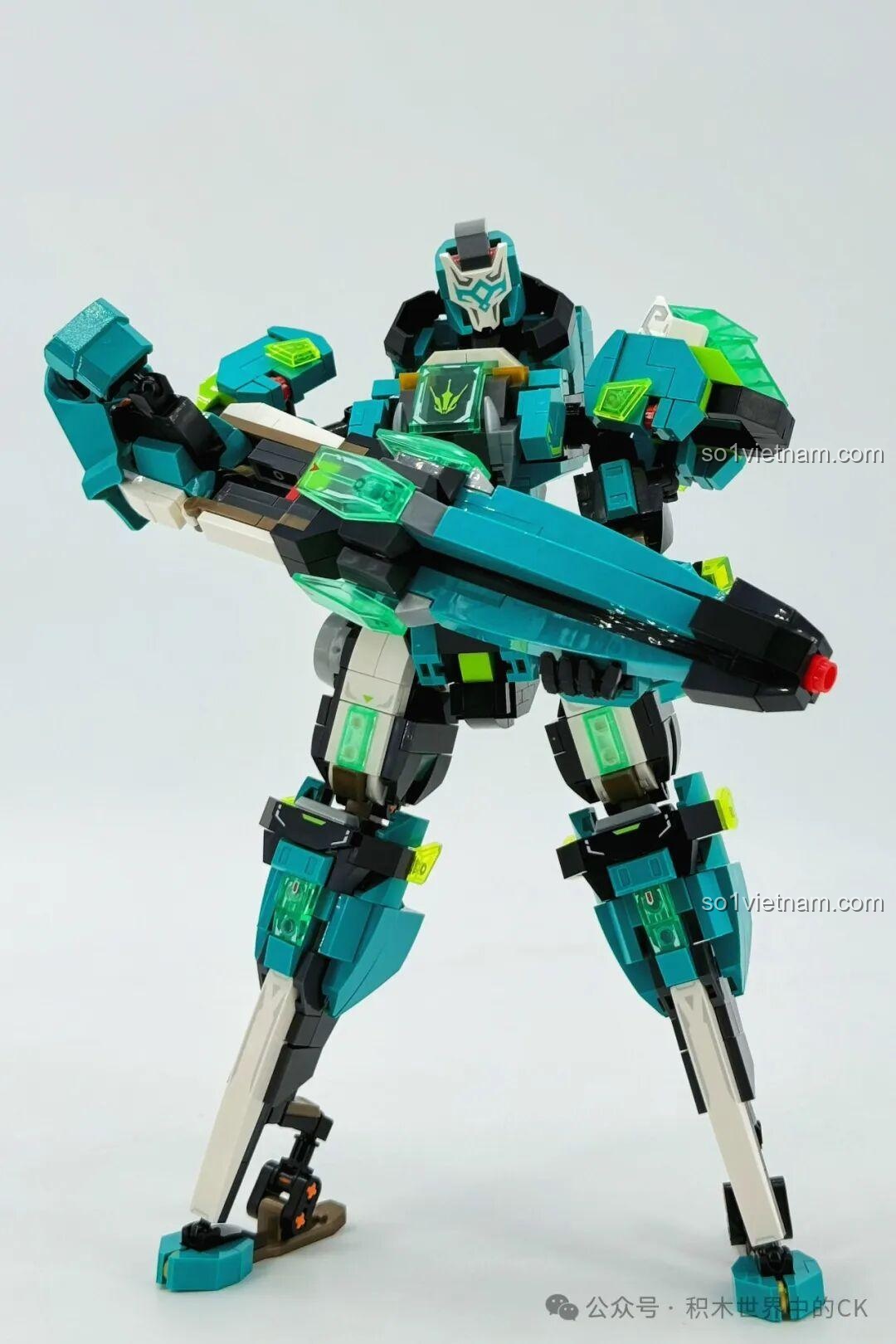 Mô hình robot Ma Lễ Hồng SEMBO 106008 trong tư thế tấn công, biến dù thành súng.