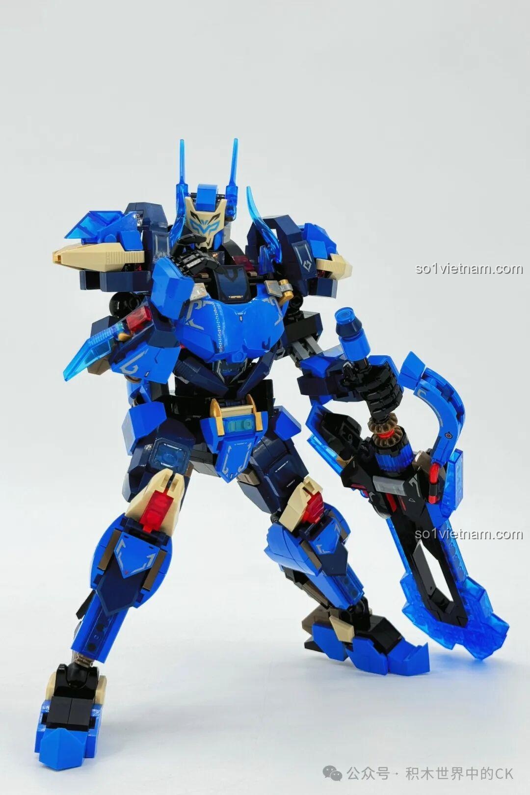 Mô hình robot Ma Lễ Thanh SEMBO 106005 trong tư thế phòng thủ, cầm kiếm ngang người.